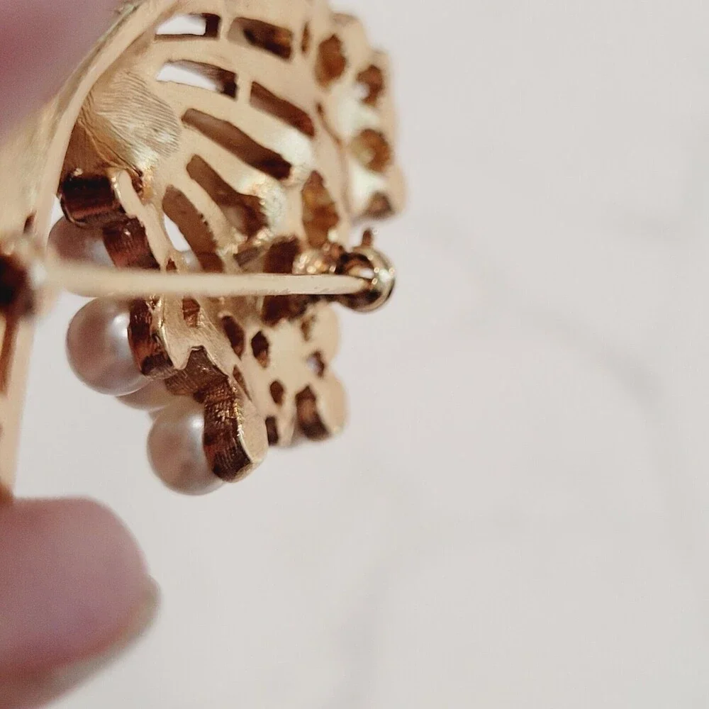 Crown Trifari Faux Pearl Rhinestone Swirl Brooch Gold Tone Cluster Bouquet MCM - Picture 6 of 16